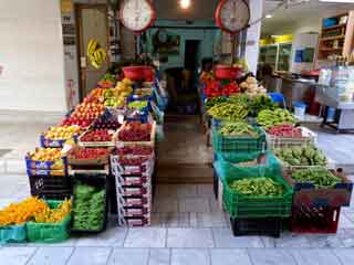 3-a-rich-and-beatiful-market-thumb